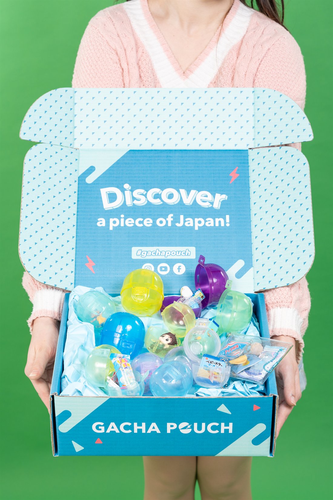 GACHA POUCHの商品ボックス。『Discover a piece of Japan!』と書かれた箱にガチャカプセルが詰まっている