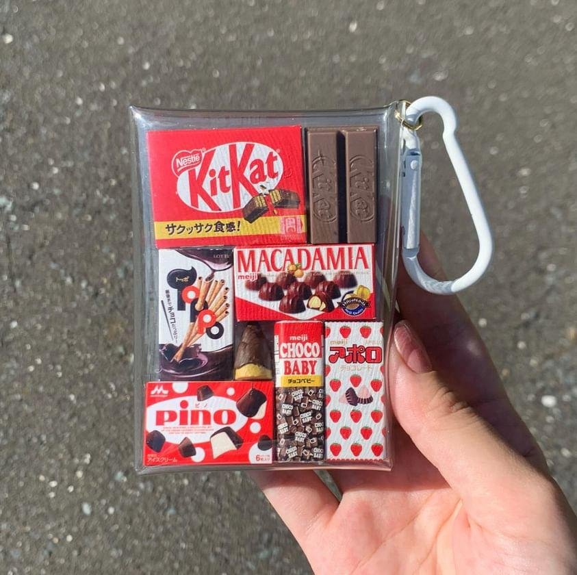 日本のお菓子のミニチュアを詰めた完成したGACHA POUCHの商品